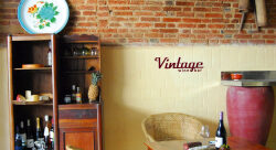 Création du logotype, décoration d'intérieur et prise de vues du bar à vins "Vintage" au Cambodge - Alexandra Estève-graphiste
