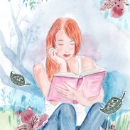 Femme lisant un livre dans la nature