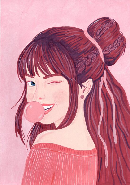 Une jeune femme tenant un chewing-gum rose en bouche