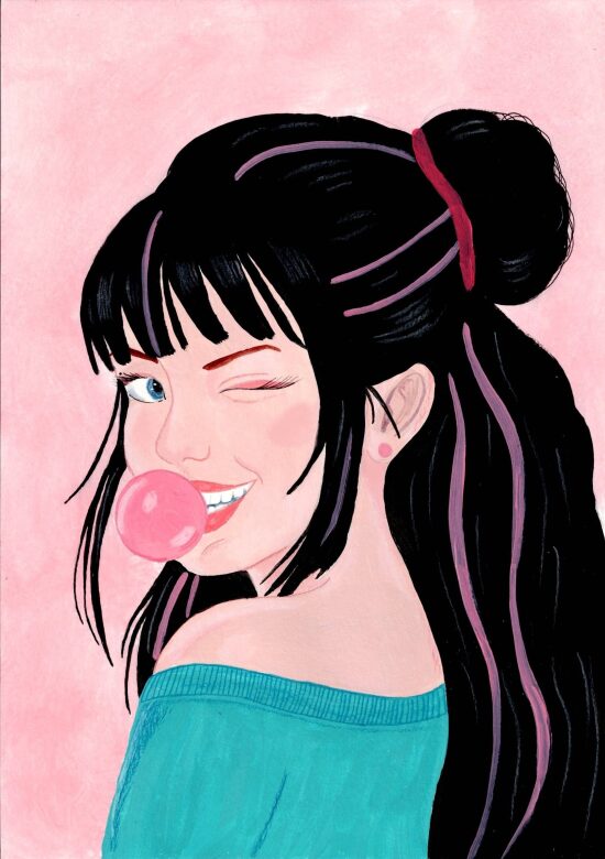 Femme souriante avec chewing-gum