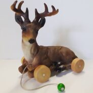 Daim en bois sur roulettes