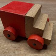 Un petit jouet en bois rouge