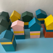 Habitations en bois colorées