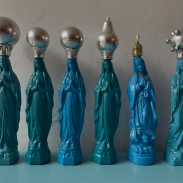 Statuettes en plastique bleu et argent