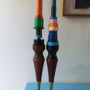 Deux sculptures de bois et de plastique coloré