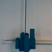 Une composition en bois bleu