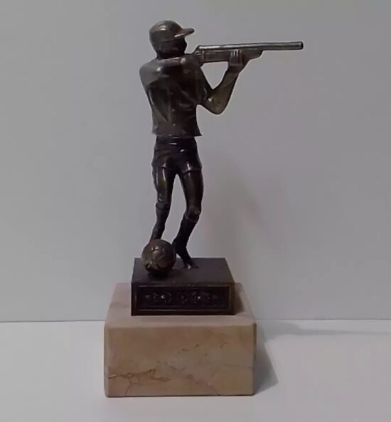 Joueur de football tenant un fusil à canon scié