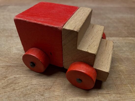 Un petit jouet en bois rouge