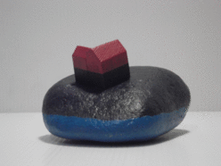 Pierre peinte avec petite maison rouge