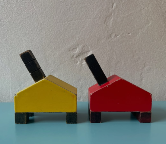 Deux petits jouets en forme de maison