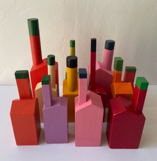 Collection de bouteilles en bois colorées