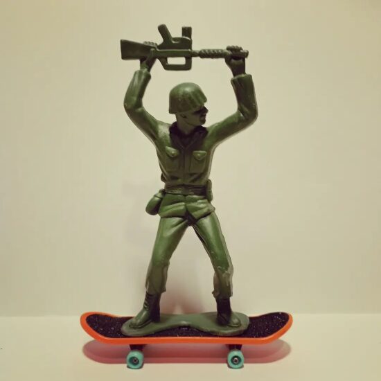 Soldat en plastique sur un skateboard