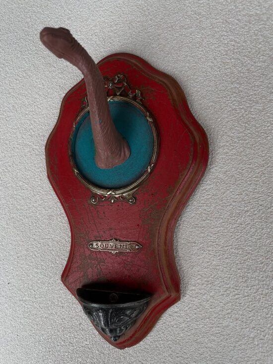 Un objet fantaisiste avec une jambe humaine et une bouche en métal