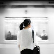 Femme en train de regarder par la fenêtre du métro