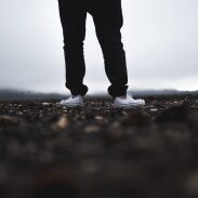 Pieds dans la boue